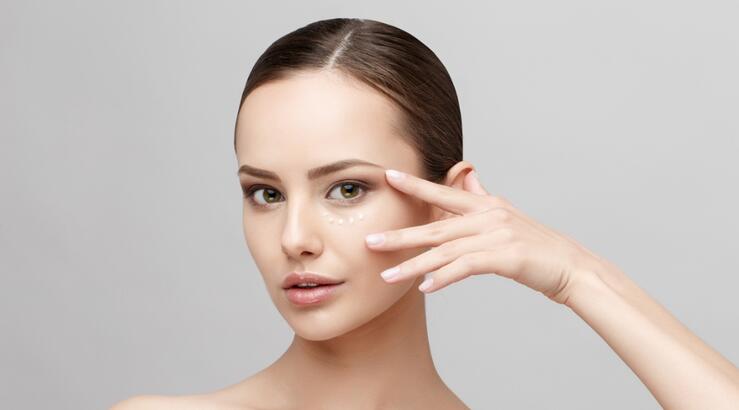 4 skincare συστατικά που μπορεί να ερεθίσουν την περιοχή των ματιών σου