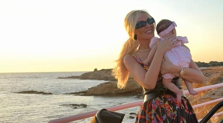 Κατερίνα Καινούργιου: Βραδινή βόλτα στην Πάρο με την κόρη της, Ξένια [εικόνα]