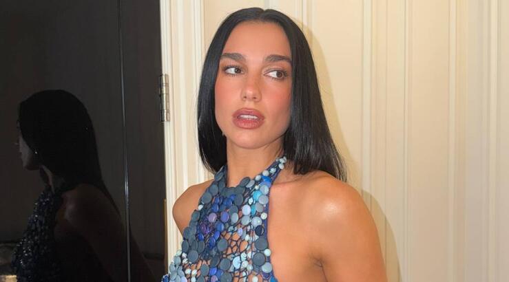 Dua Lipa: Το ξέφρενο γλέντι με ποτήρι στο κεφάλι που έγινε viral