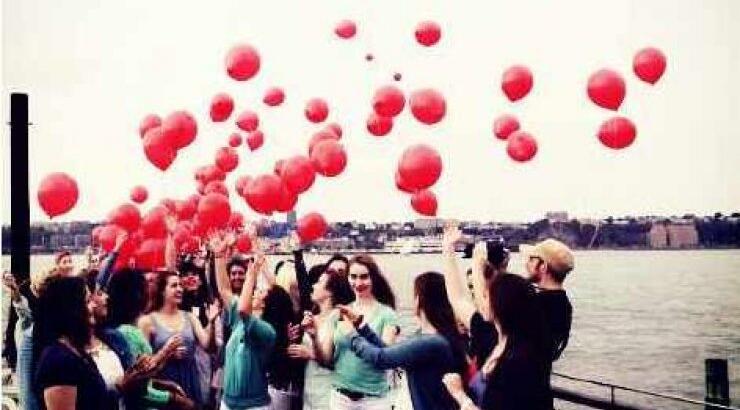 Χάρης Μαυρομιχάλης: Ο Κύπριος που έκανε την πιο ωραία flashmob πρόταση γάμου στο σύντροφό του [βίντεο]