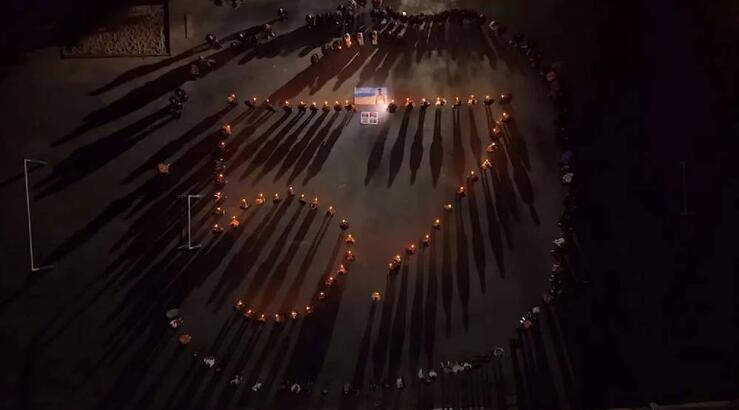 Σωτήρα: Σχημάτισαν με κεριά τον αριθμό 57 για τα θύματα των Τεμπών [βίντεο]