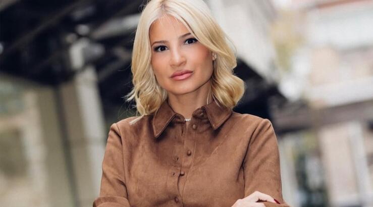 Φαίη Σκορδά: Γειτόνισσά της την βοήθησε να κουμπώσει το φόρεμά της στη μέση του δρόμου [βίντεο]