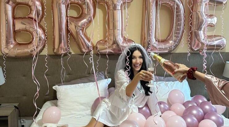 Τα 4 λευκά outfits της Έλενας Θεοδώρου στο bachelorette trip στη Βουλγαρία [εικόνες]