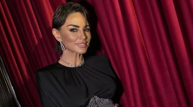 Το glamorous curly χτένισμα της Ramona Filip είναι ιδανικό για βραδινές εξόδους