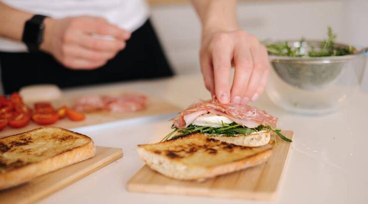 Οι κίνδυνοι που κρύβουν τα αλλαντικά – Τι να επιλέξεις εναλλακτικά σύμφωνα με τη nutritionist 