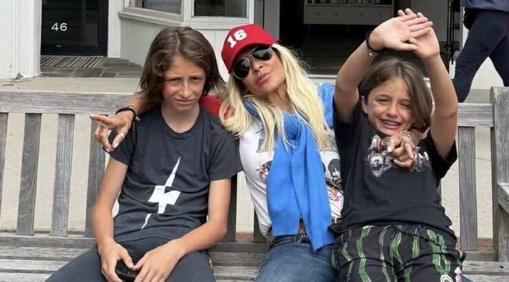 Άννα Βίσση: Παίζει σκάκι με τα εγγόνια της στις διακοπές τους στο Κάπρι [εικόνα]