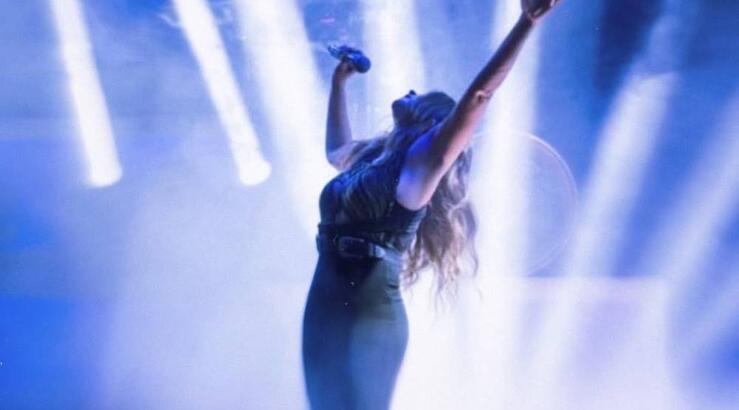 Το λιποθυμικό επεισόδιο Ελληνίδας τραγουδίστριας στο καμαρίνι [βίντεο]