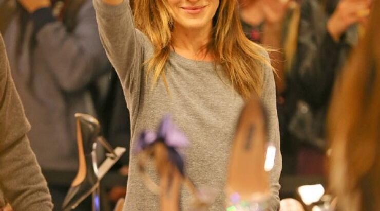 Η Sarah Jessica Parker έπιασε δουλειά ως πωλήτρια παπουτσιών! 