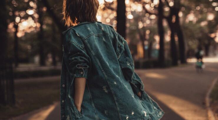 Tο oversized denim jacket must have στις φθινοπωρινές μας βόλτες