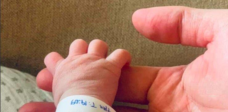 Κύπρια παρουσιάστρια μόλις έγινε μαμά: Η πρώτη εικόνα κρατώντας τρυφερά το χέρι του γιου της