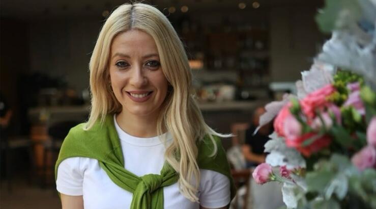 Aννίτα Δημητρίου: Παίζει επιτραπέζια παιχνίδια με τη βαφτιστήρα της [εικόνες]