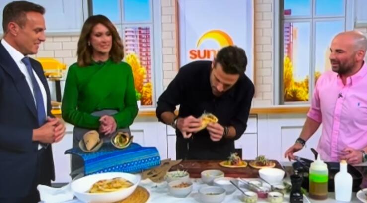 Κωνσταντίνος Αργυρός: Δοκίμασε σουβλάκι από καγκουρό σε εκπομπή της αυστραλιανής τηλεόρασης [βίντεο]