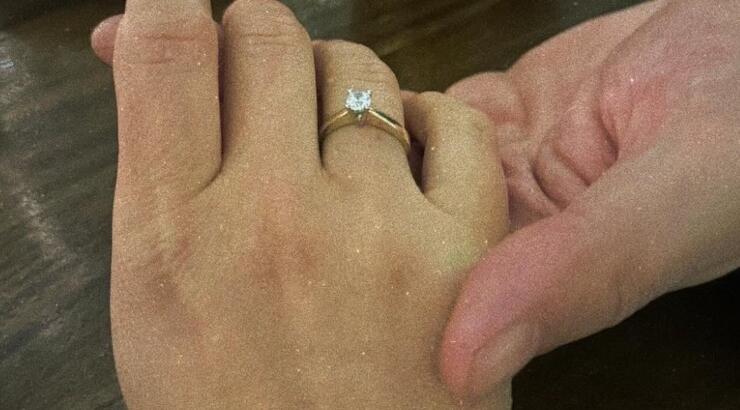 Συγκινημένη η γοητευτική Ελληνίδα αποκάλυψε την πρόταση γάμου που της έκανε ο σύντροφος της