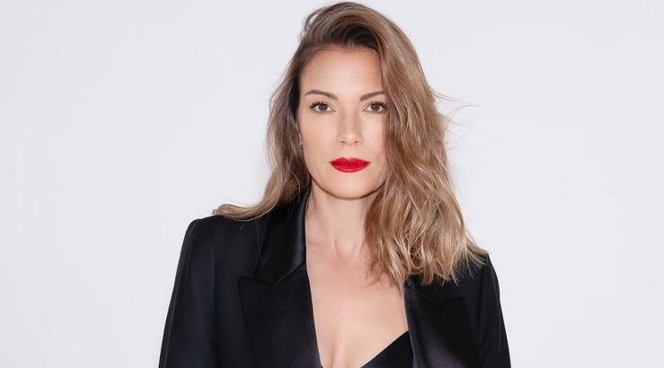 Βίκυ Καγιά: Το athleisure chic σύνολό της με λευκό παντελόνι