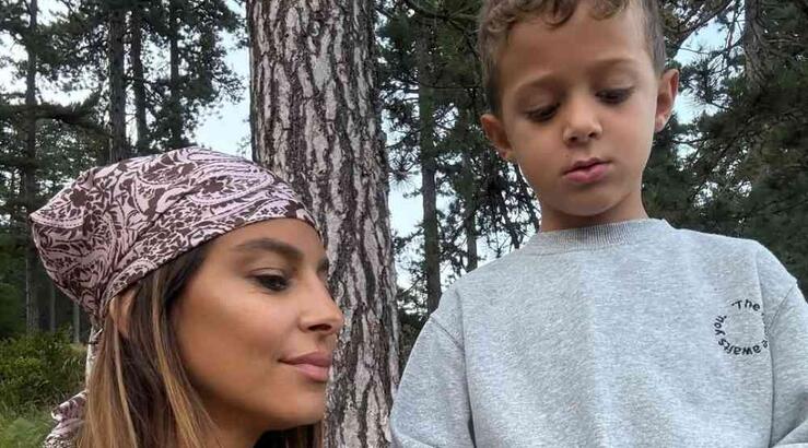 Ευριπίδου: Η σπάνια εικόνα από την παιδική της ηλικία και η απίστευτη ομοιότητα με τον γιο της 