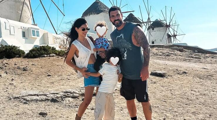 Γενέθλια Μερκή: Η Άντρεα Κυριάκου ξεφυλλίζει το άλμπουμ της κοινής τους ζωής