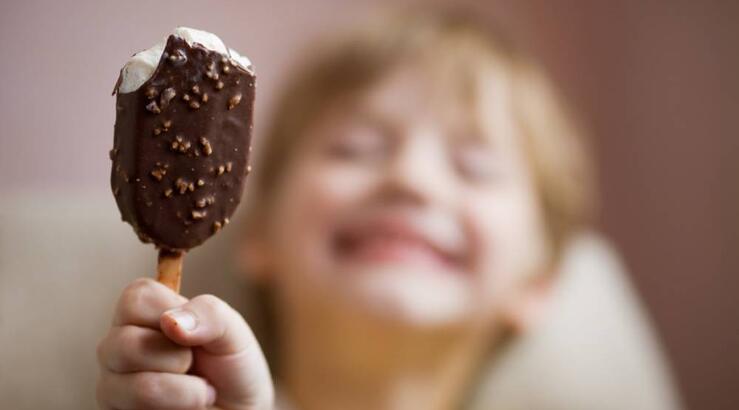 Δροσερά παγωτίνια με γιαούρτι και επικάλυψη σοκολάτας