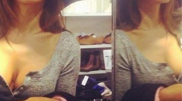 Ποια Ελληνίδα τραγουδίστρια ξεκούμπωσε το μπλουζάκι της και μας... έβγαλε τα μάτια; [εικόνες]