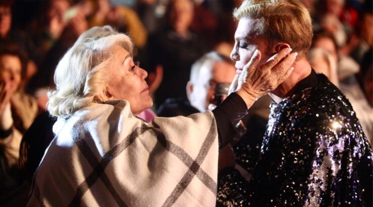 Τάκης Ζαχαράτος: Η στιγμή που «λυγίζει» μπροστά στο φέρετρο της Μαρινέλλας [βίντεο]