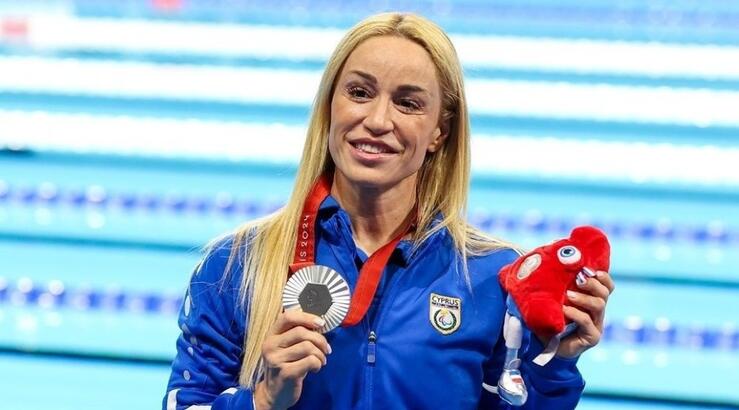 Καρολίνα Πελενδρίτου: Tης έστησαν πάρτι με μουσική και χορό μετά την απονομή του μεταλλίου της [βίντεο]