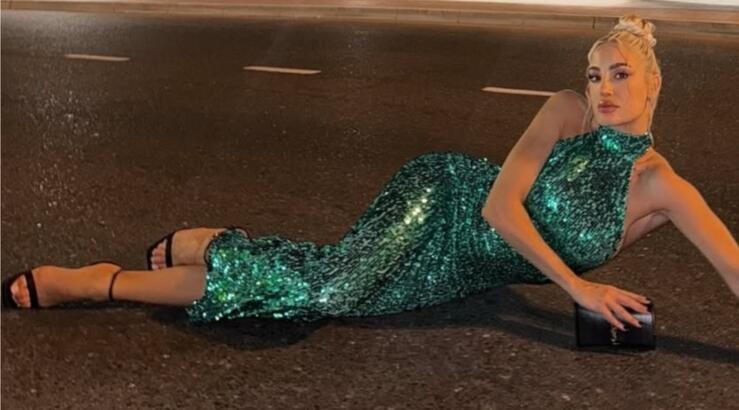 Τούνη: Επικριτικά σχόλια για το γεγονός πως κοιμάται στο ίδιο δωμάτιο με τον γιο και τον κολλητό της [βίντεο]