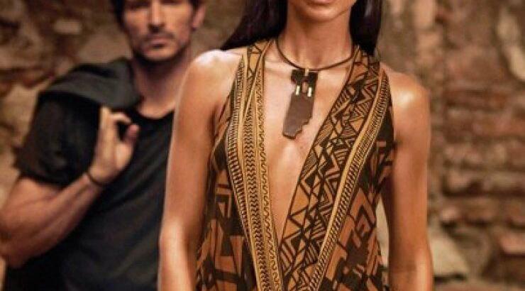 Adriana Lima: Αισθησιακή στην νέα καμπάνια του οίκου Donna Karan