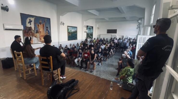 Kύπρια τραγουδίστρια τραγούδησε στις φυλακές [βίντεο]