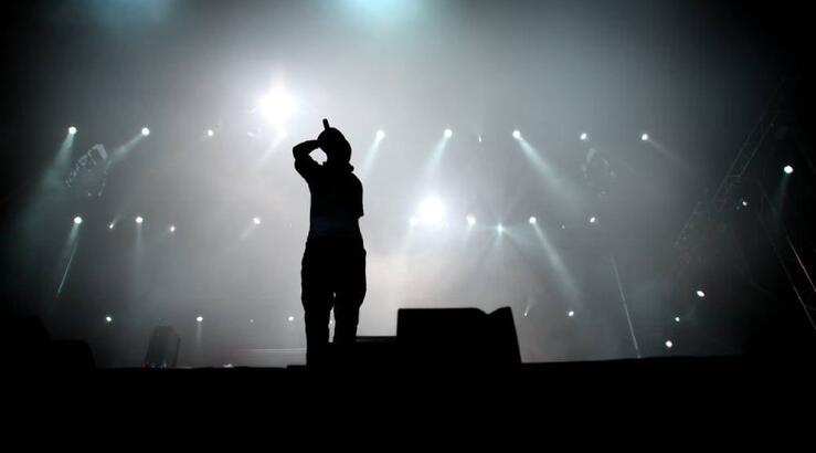 Η σύντροφος πασίγνωστου Έλληνα τράπερ τον κατήγγειλε για ενδοοικογενειακή βία και τον αναζητούν