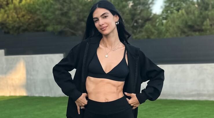 Η Άντρεα Κυριάκου σου δείχνει πως να κάνεις glamorous το nude manicure σου