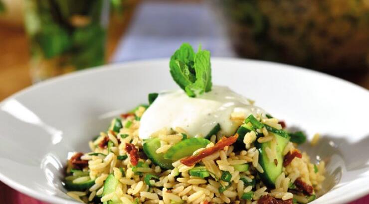 Σαλάτα με ρύζι, λιαστές τομάτες, φρέσκο κρεμμυδάκι και αγγουράκια