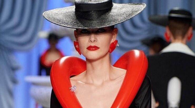 Έντονα κόκκινα γυαλιστερά χείλη: Η απόλυτη τάση της σεζόν