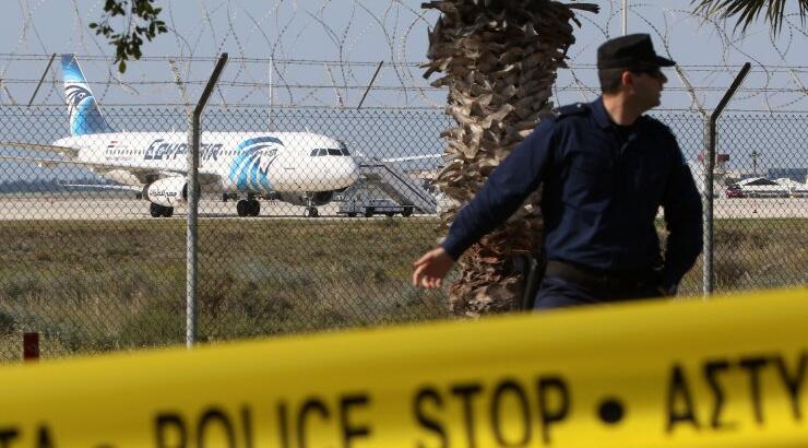 Στο αεροδρόμιο η πρώην σύζυγος του αεροπειρατή και δίνει κατάθεση 