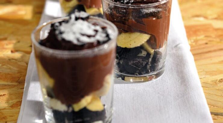 Κρέμα σοκολάτας πάνω σε ψιλοκομμένες μπανάνες με μπισκότα