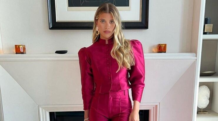 Sofia Richie Grainge: Επαναφέρει το hot trend που συνδυάζει κραγιόν με κονσίλερ στα χείλη