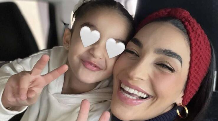 Άντρεα Νικολάου – Παναγή: Τα γλυκά κλικ με την κόρη της Φλωριάνα να αγκαλιάζει τη φουσκωμένη της κοιλίτσα 