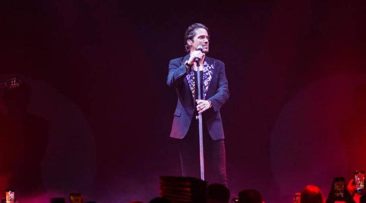 Νίκος Οικονομόπουλος: Του πέταξαν αναπτήρα ενώ τραγουδούσε – Η αντίδρασή του [βίντεο]