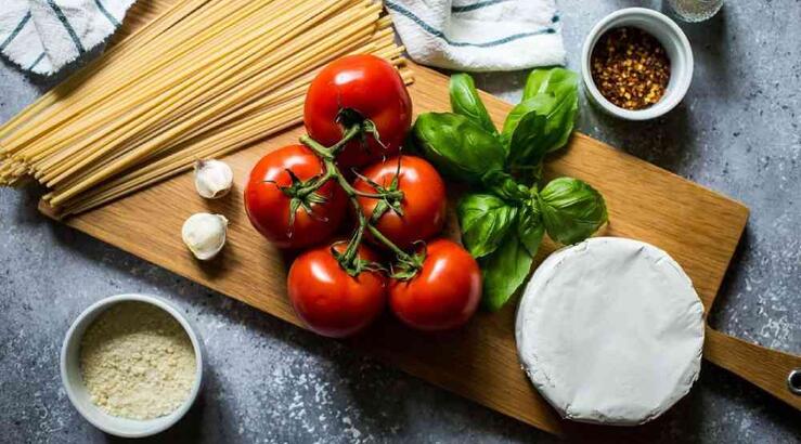 Μακαρόνια με σάλτσα ντομάτας και σκόρδο 