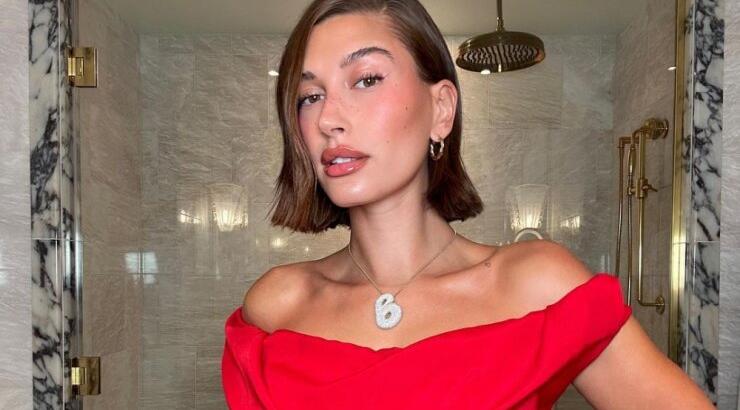 Strawberry make-up: Το φρέσκο και καθημερινό make-up look που μας προτείνει η Hailey Bieber 