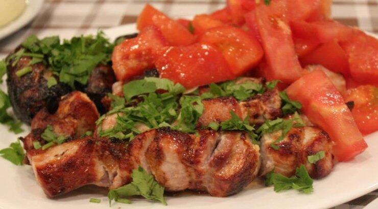 Μάθαμε το μυστικό (και τη συνταγή) για νόστιμο σουβλάκι
