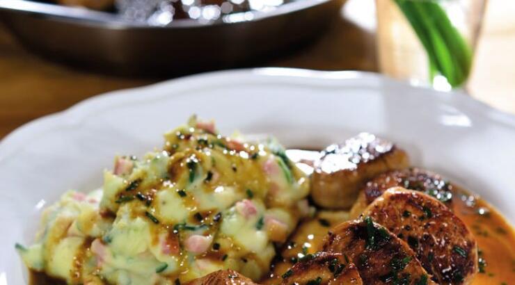 Χοιρινά φιλέτα με πουρέ πατάτας, λάχανο και ζαμπόν