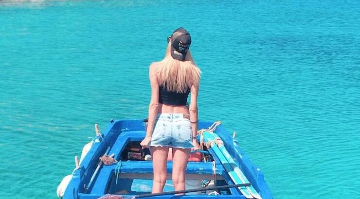 Επώνυμη Κύπρια κάνει διακοπές στη Σύμη και εντυπωσιάζει! [εικόνες]