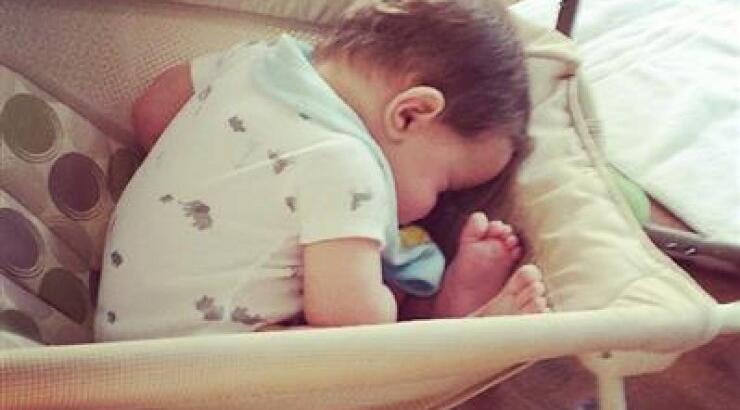 Το μωράκι ελληνίδας celebrity, το πήρε ο ύπνος στο καθισματάκι του