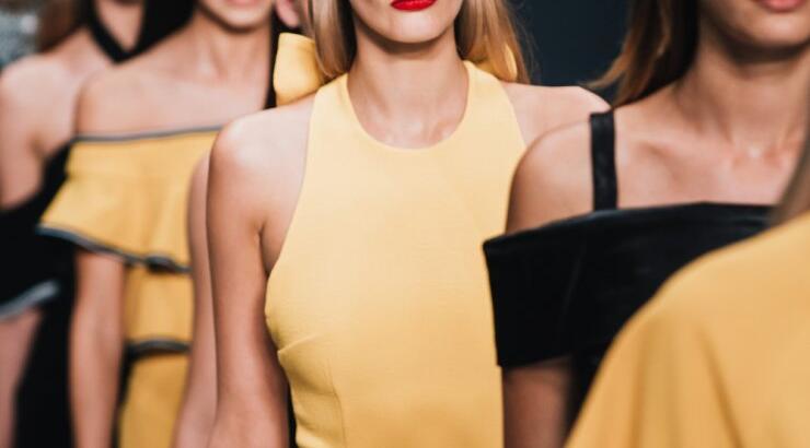 Αυτό το φθινόπωρο συνδύασε το κίτρινο μαζί με το μαύρο