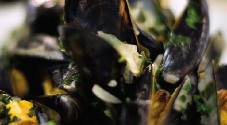 Μύδια αχνιστά με λευκό κρασί