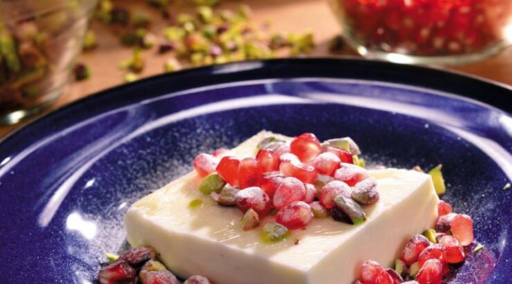 Μαχαλεμπί με ρόδι και φιστίκια Αιγίνης