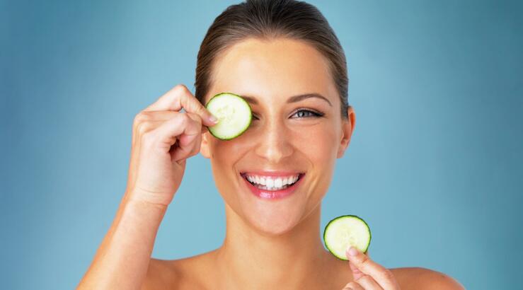 Η DIY μάσκα ματιών με αγγούρι για άμεση δροσιά και αναζωογόνηση