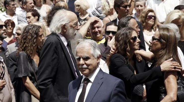 Το απίστευτο σκηνικό που στήθηκε έξω από την κηδεία της Ζωής Λάσκαρη 