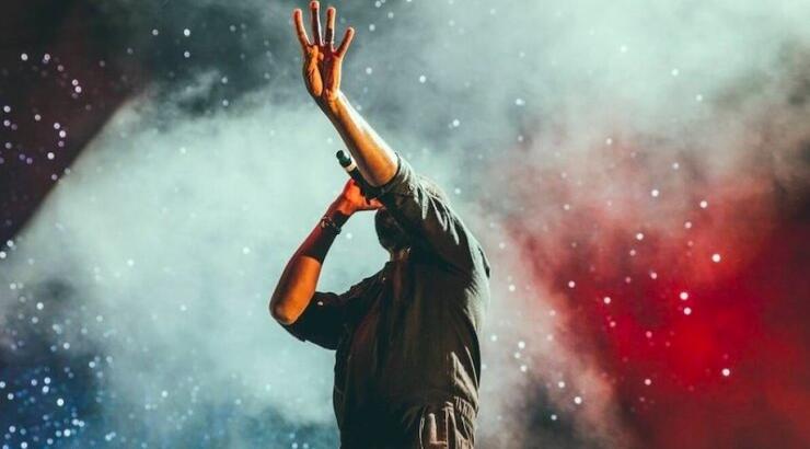 Aυτός είναι ο γνωστός Έλληνας ράπερ ανάμεσα στους συλληφθέντες της σπείρας που ανατίναξε 27 ΑΤΜ