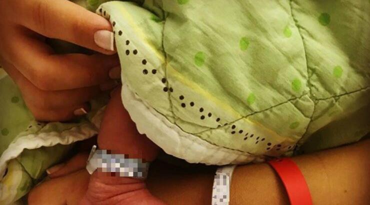 Ζευγάρι της ελληνικής showbiz μας έδειξε για πρώτη φορά εικόνα του νεογέννητου γιου τους!