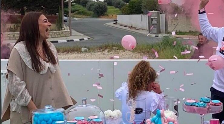 Ο διεθνής Κύπριος ποδοσφαιριστής και η σύζυγος του έμαθαν συγκινημένοι το φύλο του παιδιού τους